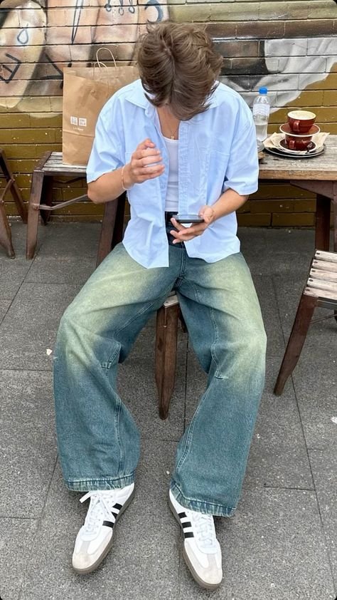 Camisa azul claro con jeans anchos claros