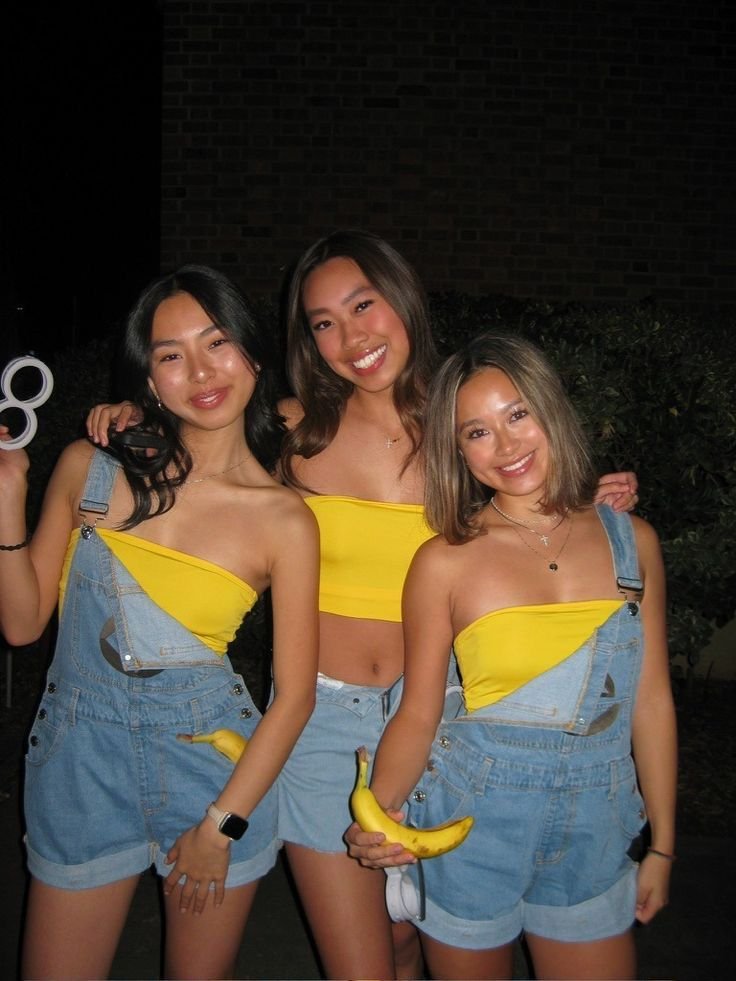 Tres chicas disfrazadas de Minions