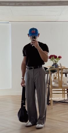 Polo negro con pantalón gris de pinzas