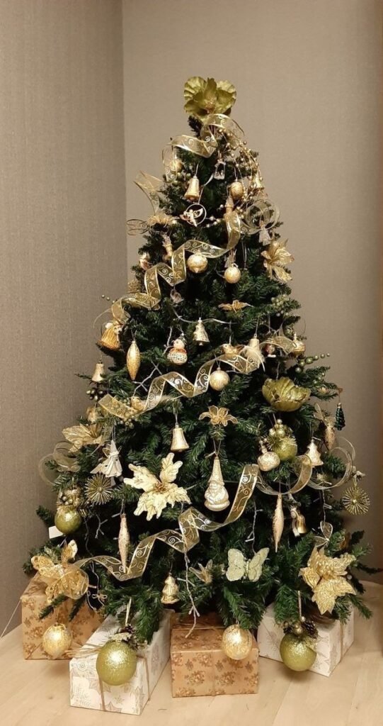 Árbol de Navidad: Detalles Brillantes