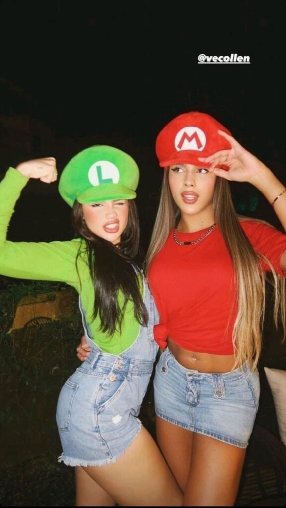 Dos chicas disfrazadas de Mario y Luigi