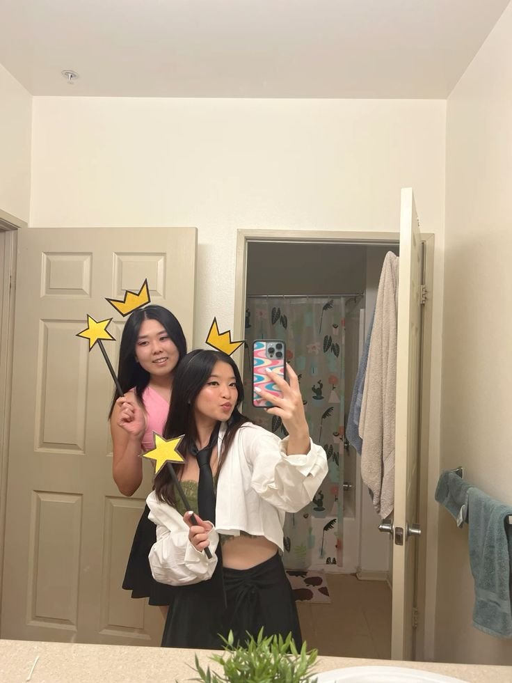 Dos chicas con coronas dibujadas en la foto