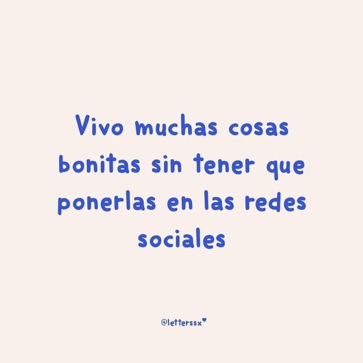 Frase en azul sobre fondo claro sobre las redes sociales