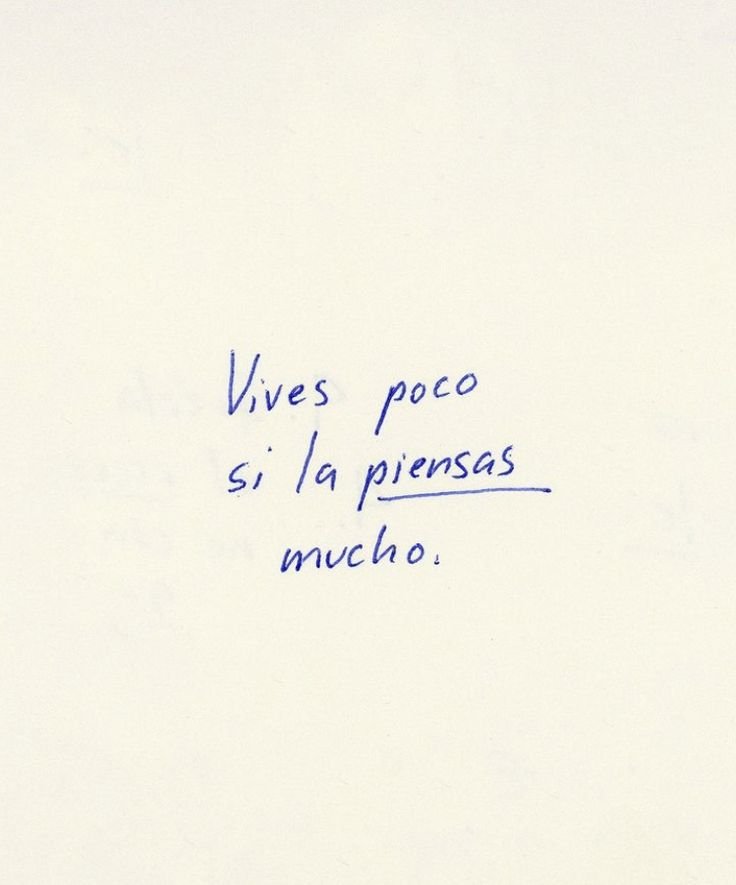 Frase escrita a mano: vives poco si la piensas mucho