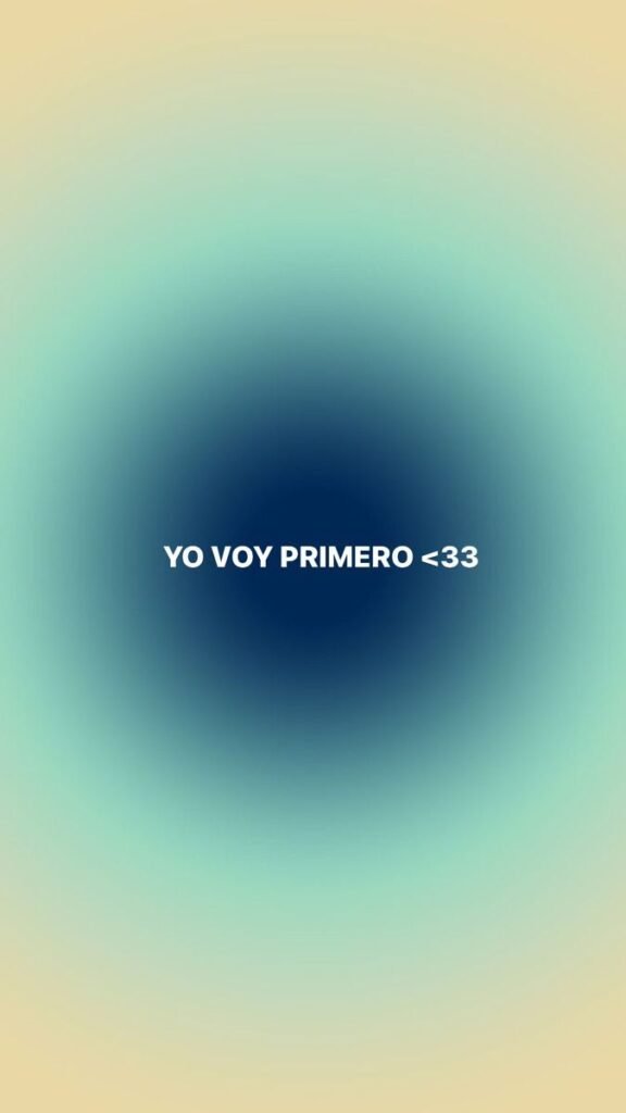 Frase sobre un degradado azul oscuro: yo voy primero