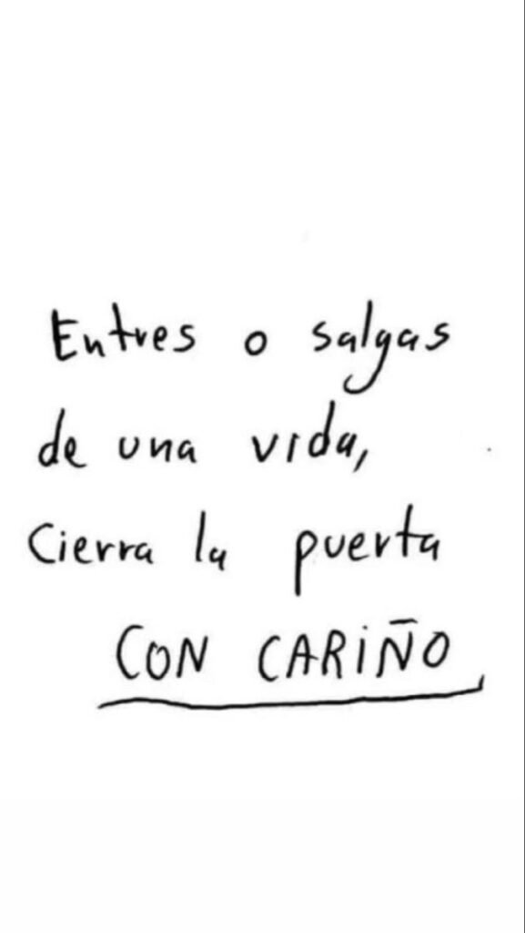 Frase escrita a mano sobre cerrar la puerta con cariño