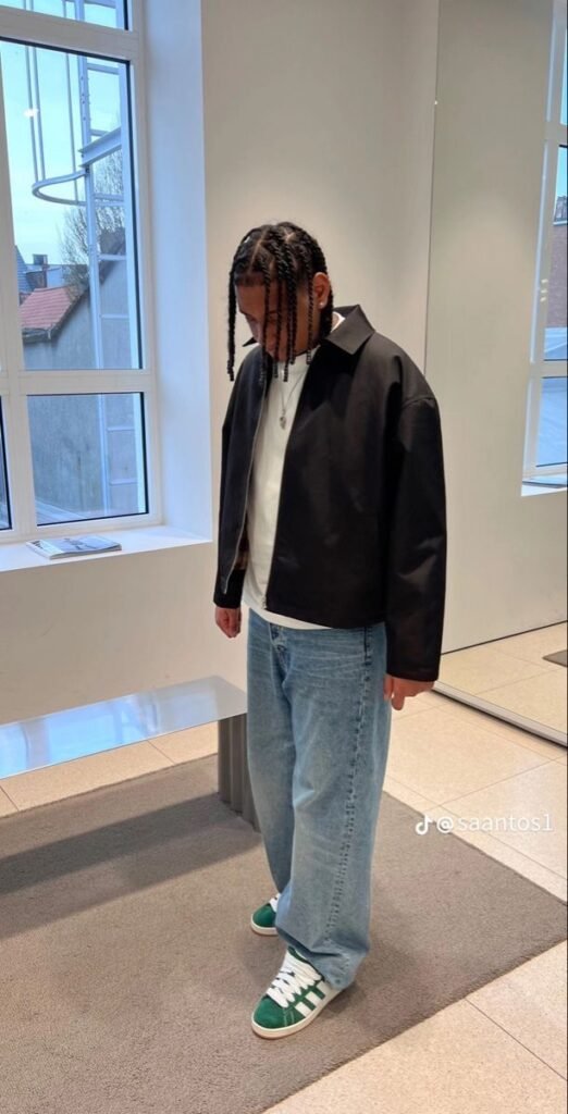 Chaqueta de cuero negra con jeans claros