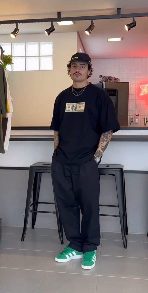 Camiseta negra con pantalón negro y tenis verdes