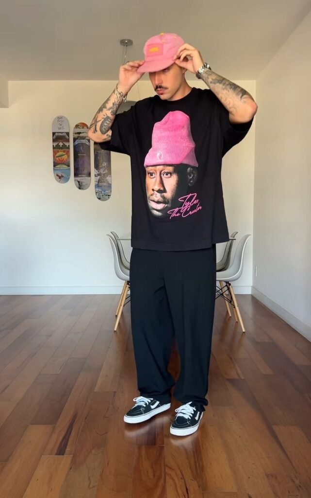 Camiseta negra estampada con pantalón negro y gorro rosa