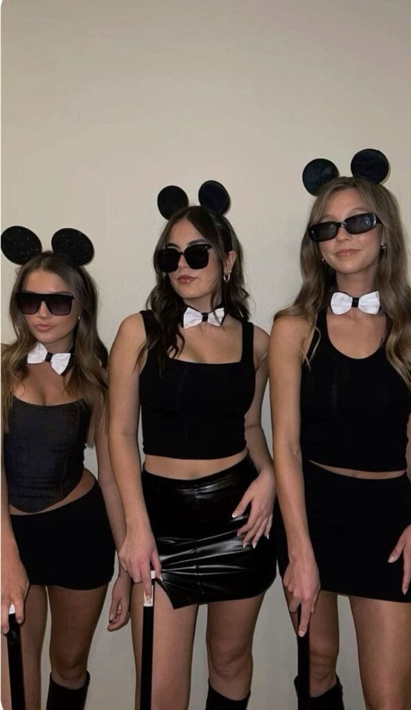 Tres chicas disfrazadas de ratones con orejas