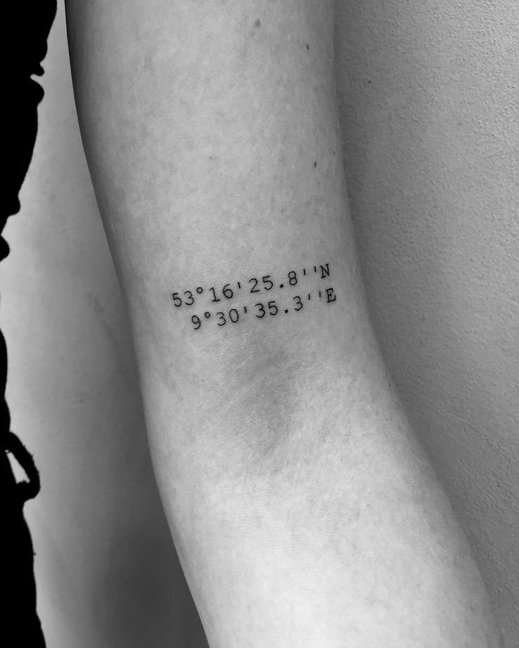 Tatuaje minimalista: Tatuajes de Coordenadas