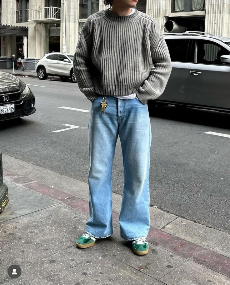 Jersey de punto gris con jeans claros anchos