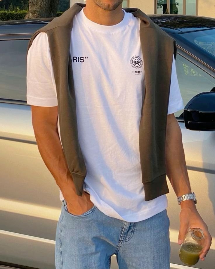 Camiseta blanca con chaleco marrón y jeans claros