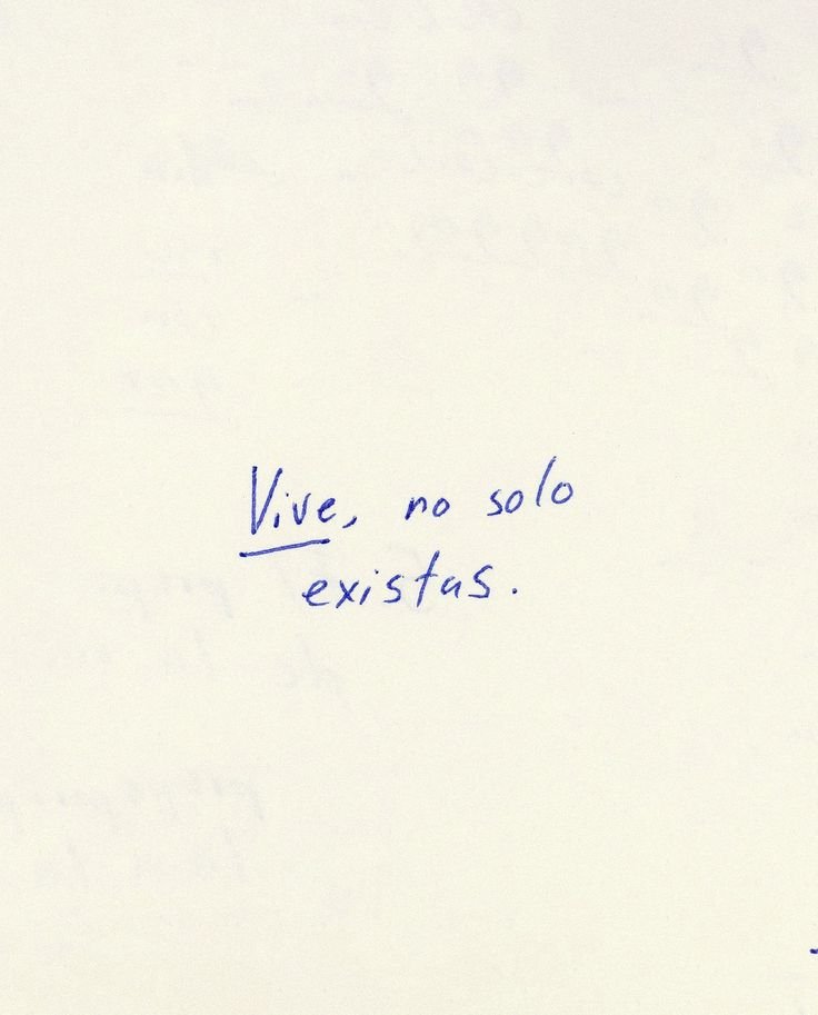 Frase escrita a mano: vive, no solo existas