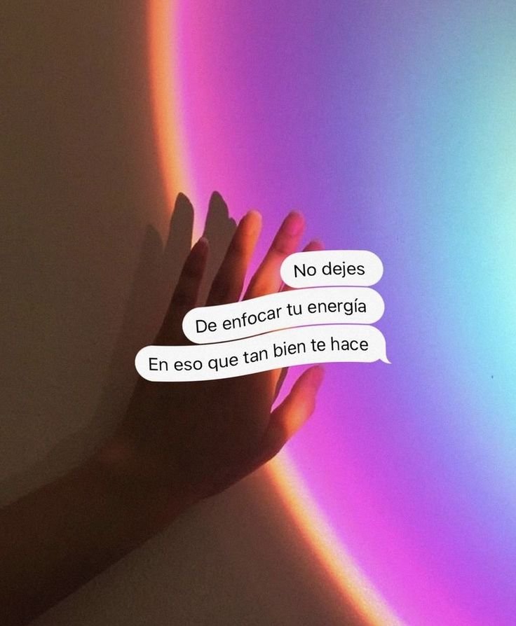 Frase en globos de texto sobre una mano y luz de colores