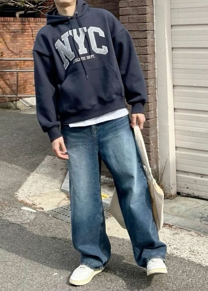 Sudadera azul marino con capucha y jeans claros