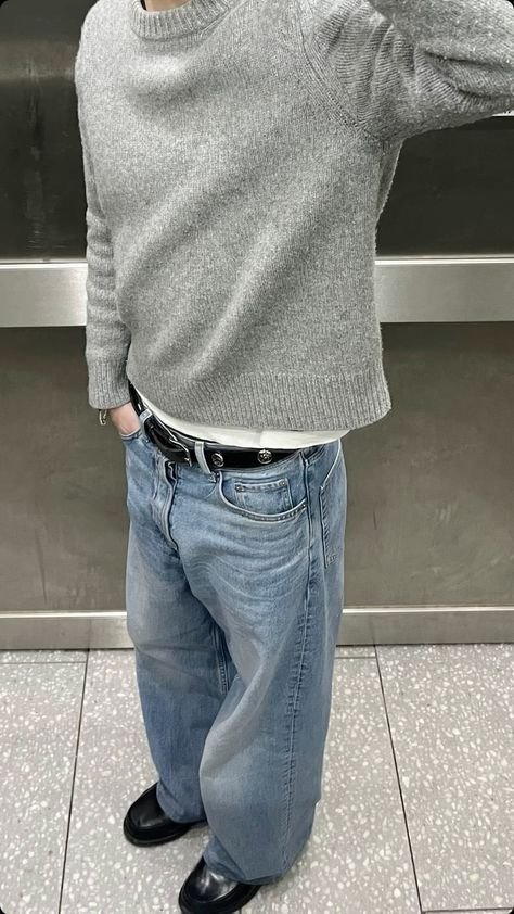 Jersey gris con jeans claros anchos