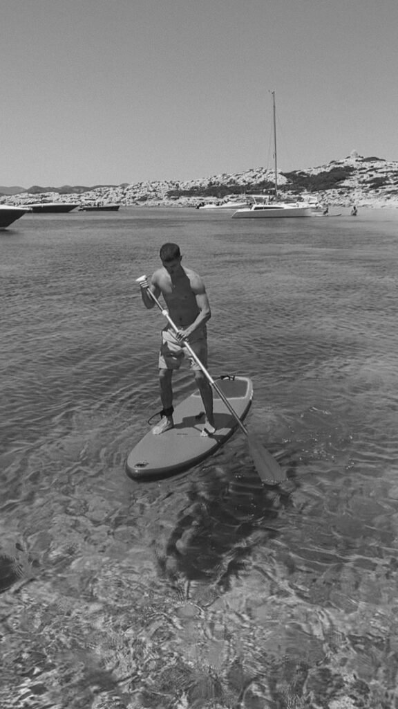 Foto en blanco y negro haciendo paddle surf