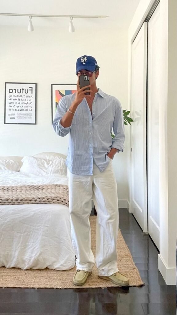 Camisa de rayas azul con pantalón crema y gorra