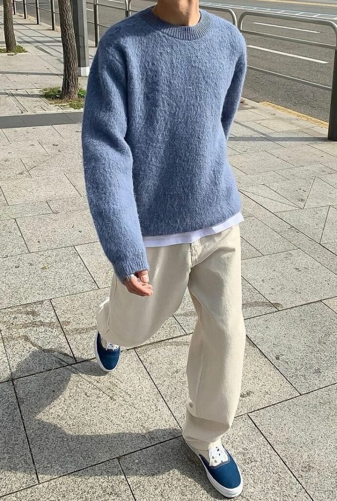 Jersey azul grisáceo con pantalón crema