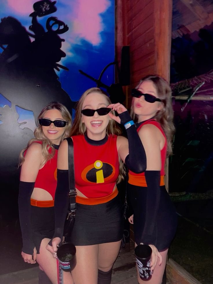 Tres chicas disfrazadas de Los Increíbles