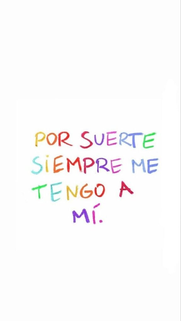 Frase en letras de colores: por suerte siempre me tengo a mí