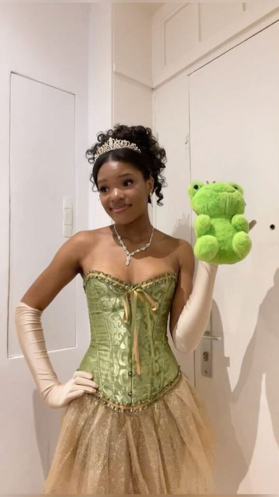 Disfraz de princesa con corpiño verde y tul