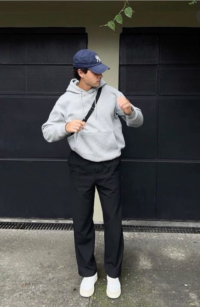 Sudadera gris con pantalón gris oscuro y gorra