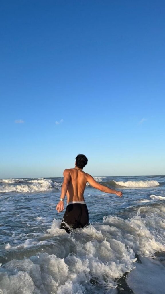 Chico de espaldas entre las olas