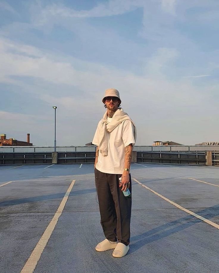 Camisa beige de manga corta con pantalón marrón y gorro