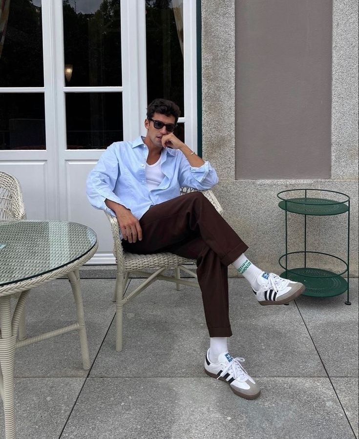 Camisa azul claro con pantalón marrón