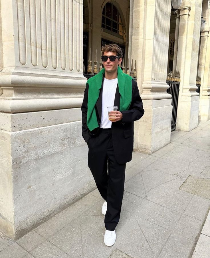 Chaqueta negra con jersey verde y pantalón negro