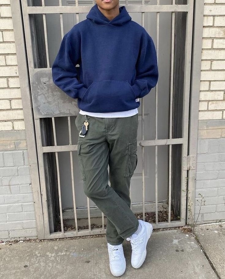 Sudadera azul con capucha y pantalón cargo verde