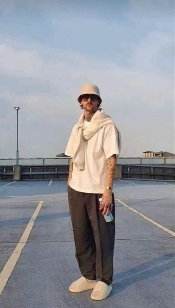 Camisa beige de manga corta con pantalón marrón