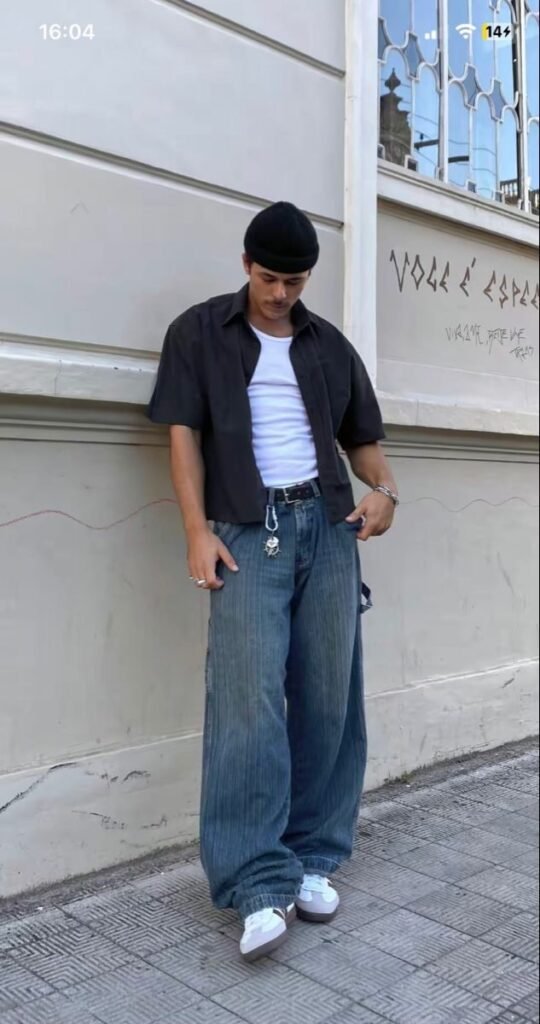 Camisa negra abierta con camiseta blanca y jeans