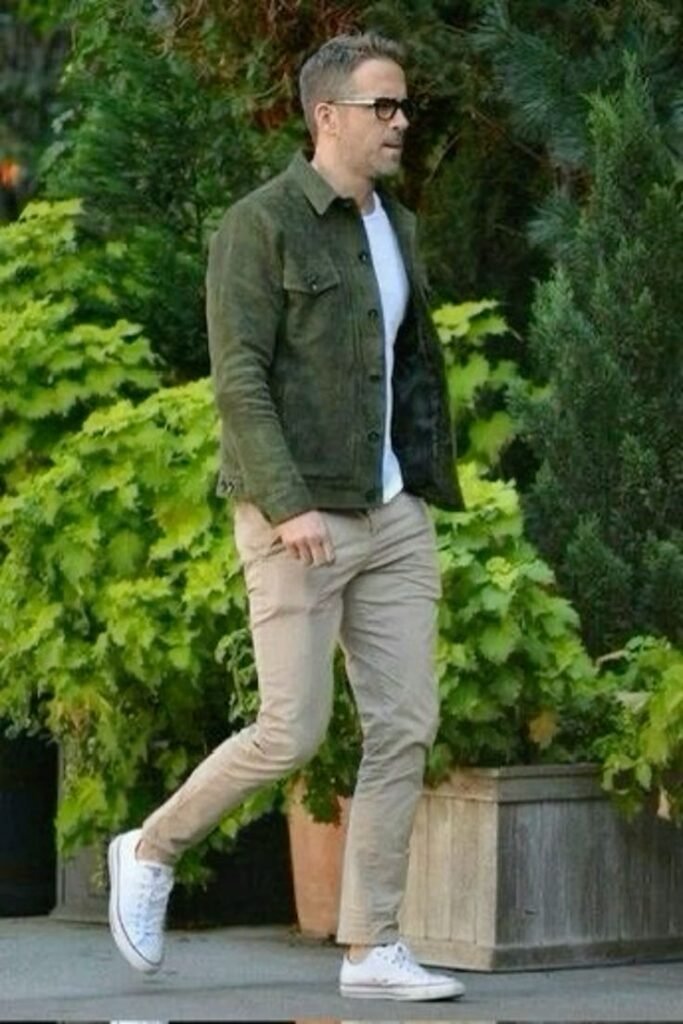 Chaqueta verde militar con camiseta blanca y chinos beige