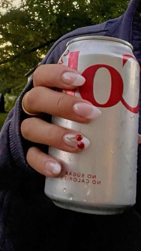 Uñas nude con corazones rojos diminutos