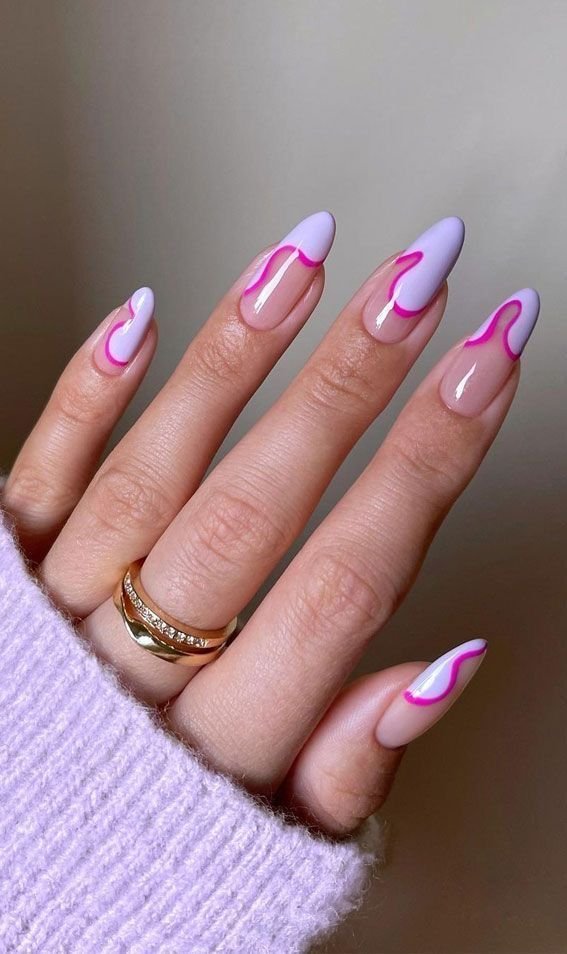Uñas lila con remolinos rosas