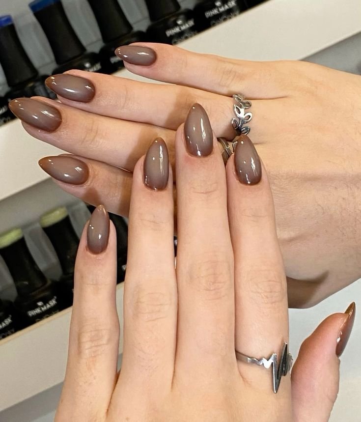 Uñas marrón topo con efecto cromado