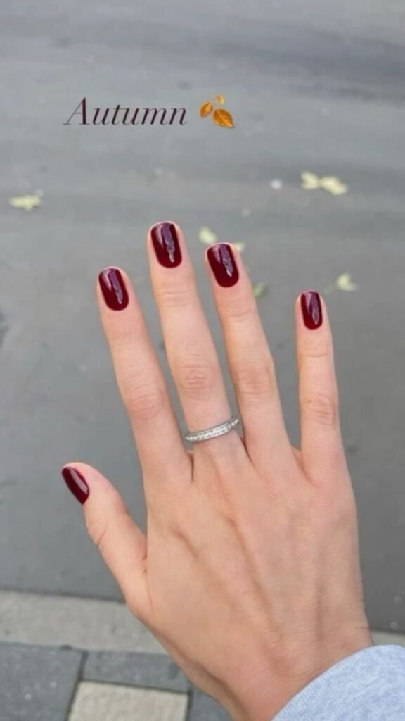 Uñas burdeos con acabado brillante
