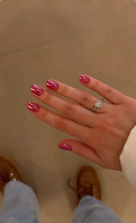 Uñas rojas con acabado brillante