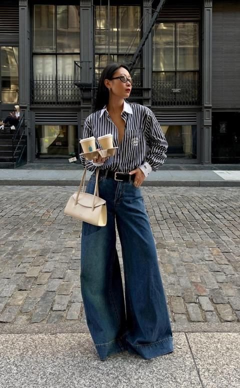 Camisa de rayas con jeans muy anchos oscuros