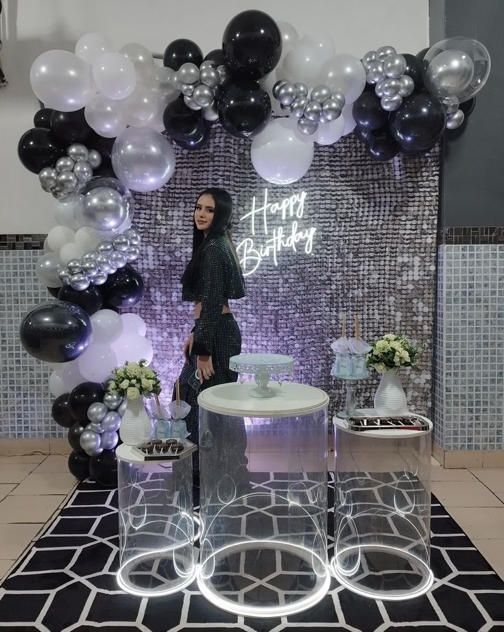 Panel de lentejuelas con globos blancos y negros