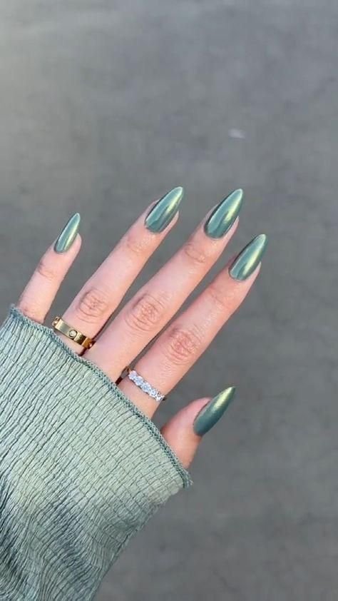 Uñas verde agua con efecto cromado
