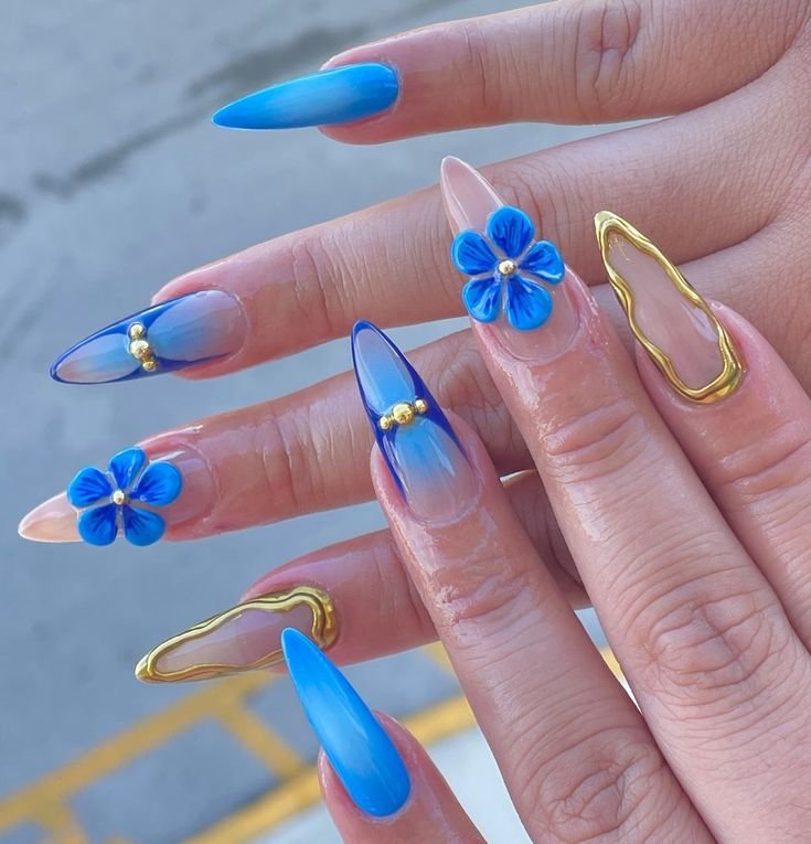 Uñas azules con flores en relieve