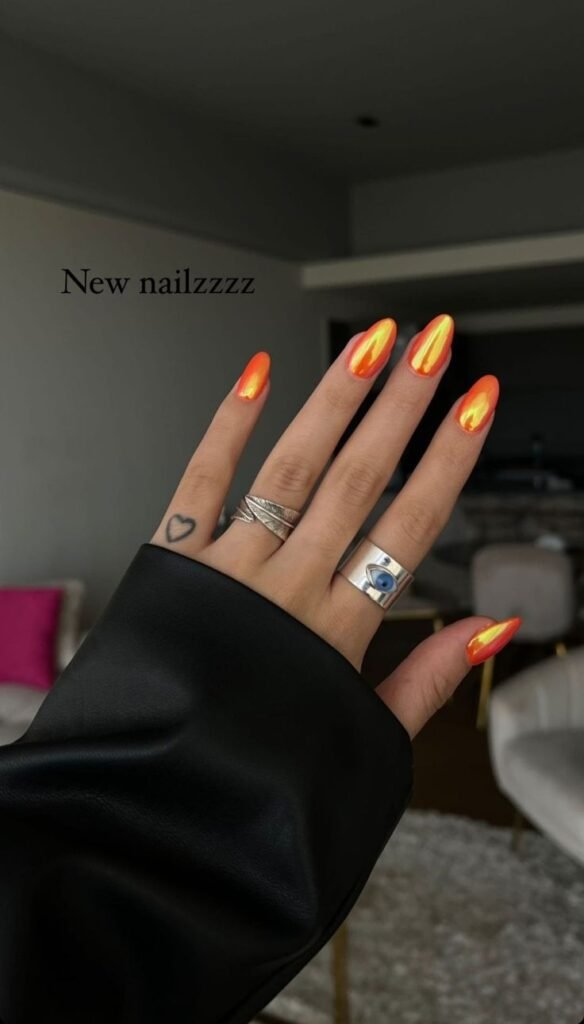 Uñas con llamas naranjas dibujadas