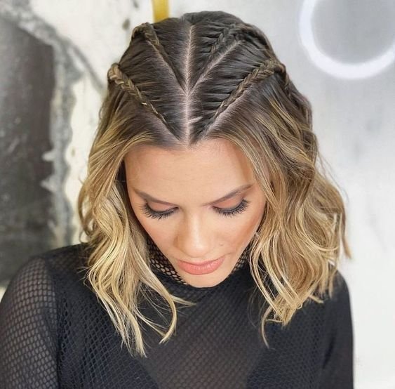 Trenzas pequeñas de raíz sobre un bob ondulado
