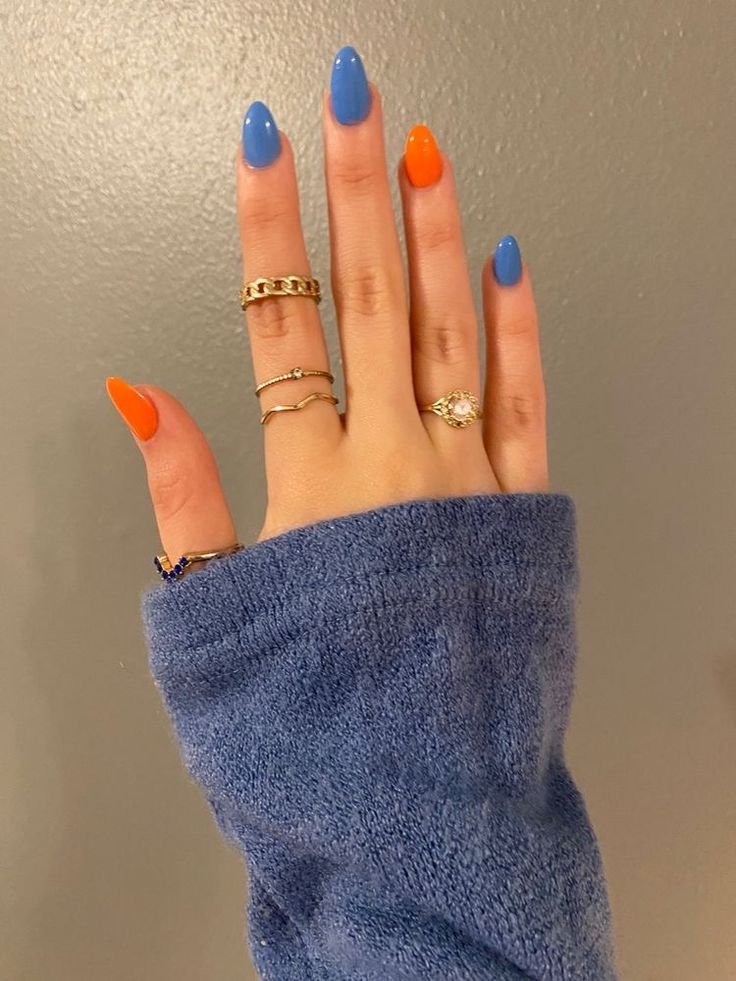 Uñas en naranja y azul alternados