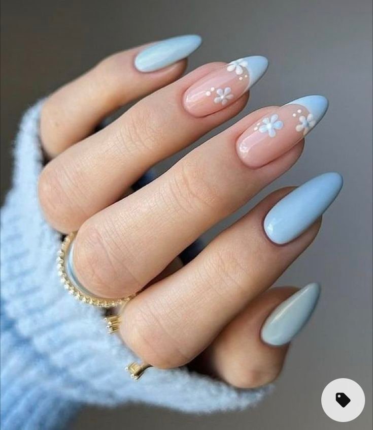 Uñas azul claro con flores blancas en relieve