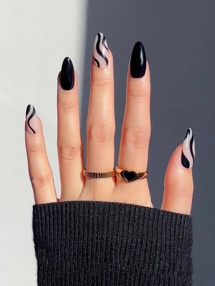 Uñas negras con remolinos blancos